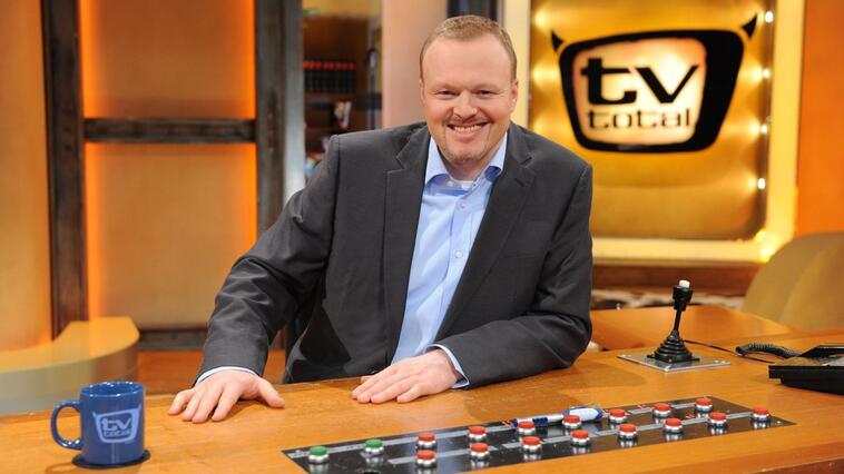 Stefan Raab am seinem Schreibtisch im "TV Total"-Studio