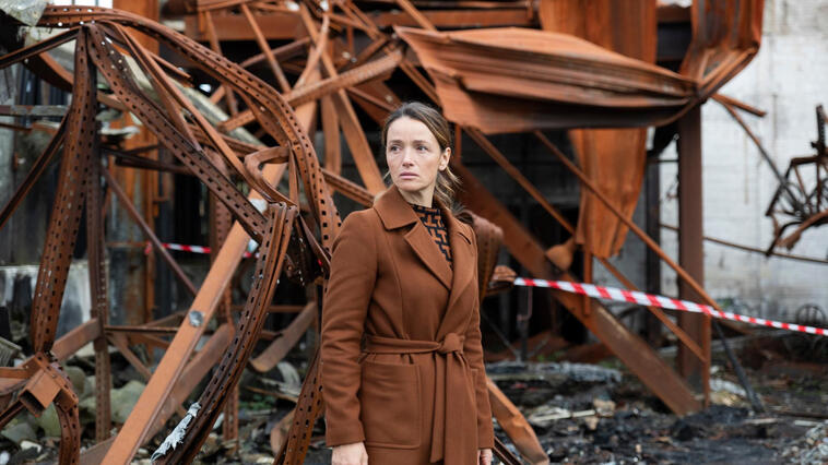 Jenny steht in den Trümmern der Eishalle.