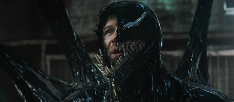 Eddie Brock, verkörpert von Tom Hardy, steckt "in" Venom als Anzug drin